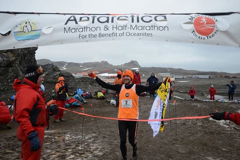 Polak Bartosz Mazerski wygrał maraton na Antarktydzie