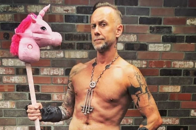 Nergal spełnił obywatelski obowiązek w dość nietypowym stroju