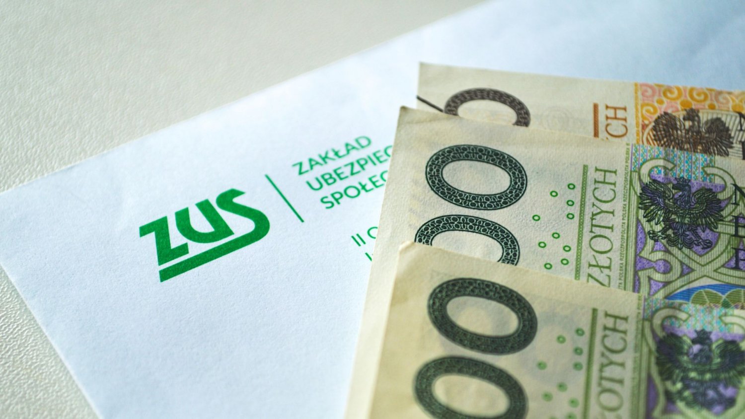 ZUS wysyła ważne listy do seniorów. W jednym przypadku trzeba oddać pieniądze