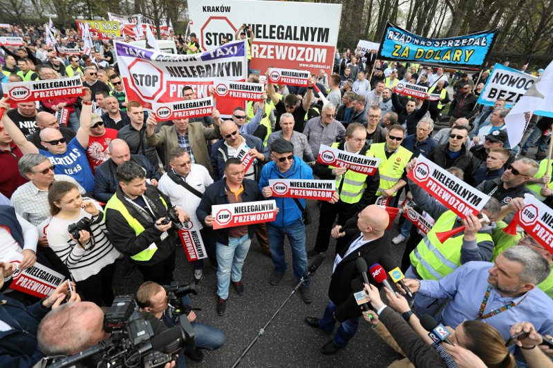 Taksówkarze protestowali w poniedziałek i w autach blokując ruch, i "na piechotę".