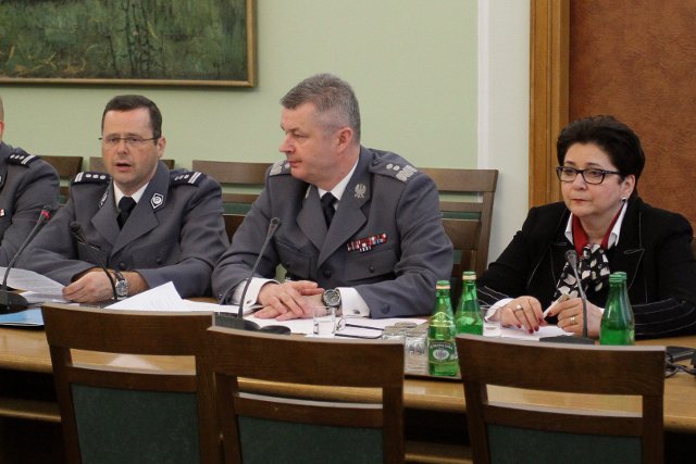 Policjanci i minister spraw wewnętrznych Teresa Piotrowska podczas posiedzenia sejmowej komisji