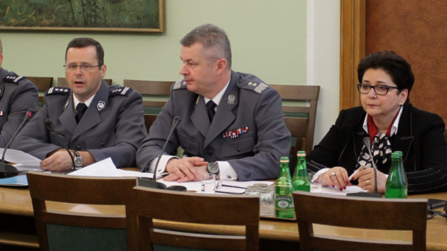 Policjanci i minister spraw wewnętrznych Teresa Piotrowska podczas posiedzenia sejmowej komisji