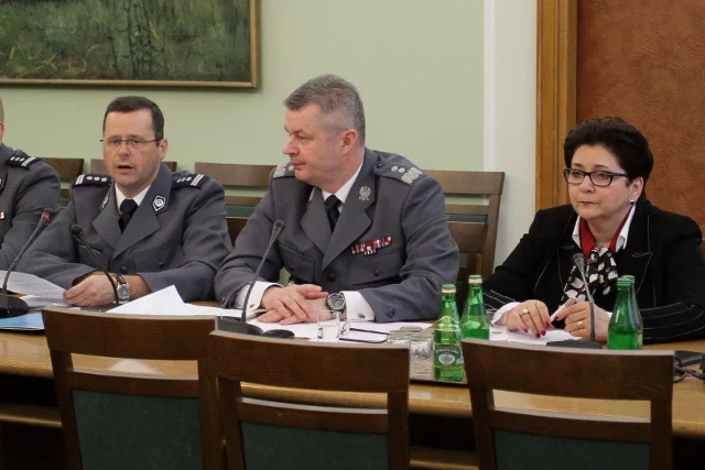 Policjanci i minister spraw wewnętrznych Teresa Piotrowska podczas posiedzenia sejmowej komisji