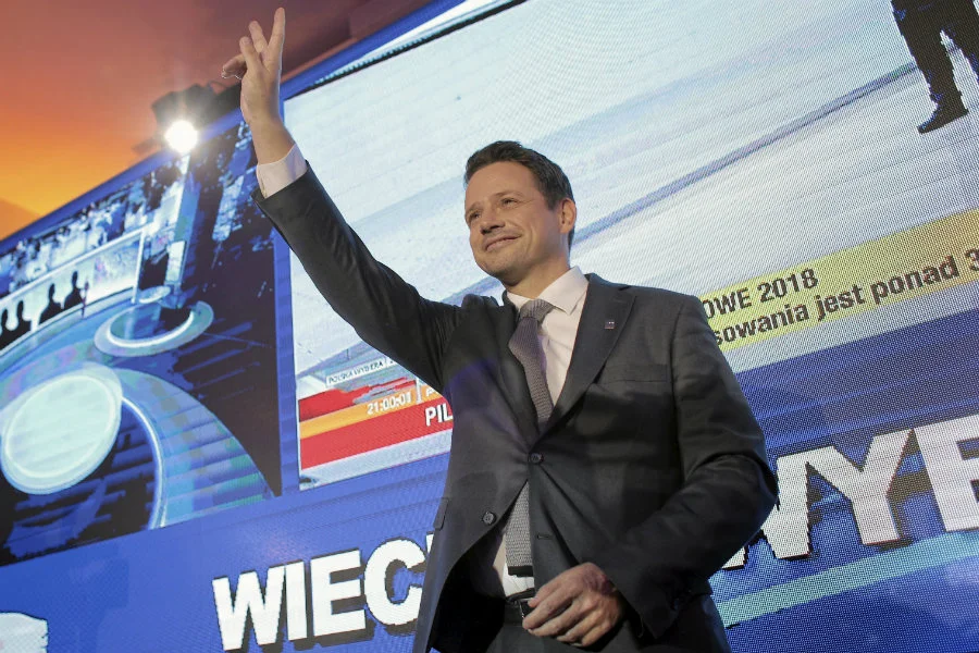 Pracownicy ochrony lotniska im. Chopina na warszawskim Okęciu mogą dostać wypowiedzenia umowy o pracę, gdyż nie zauważyli nocnej konferencji Rafała Trzaskowskiego.