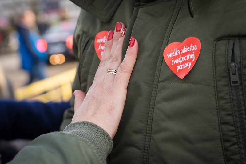 Co roku wolontariusze WOŚP rozdają naklejki w kształcie serca.