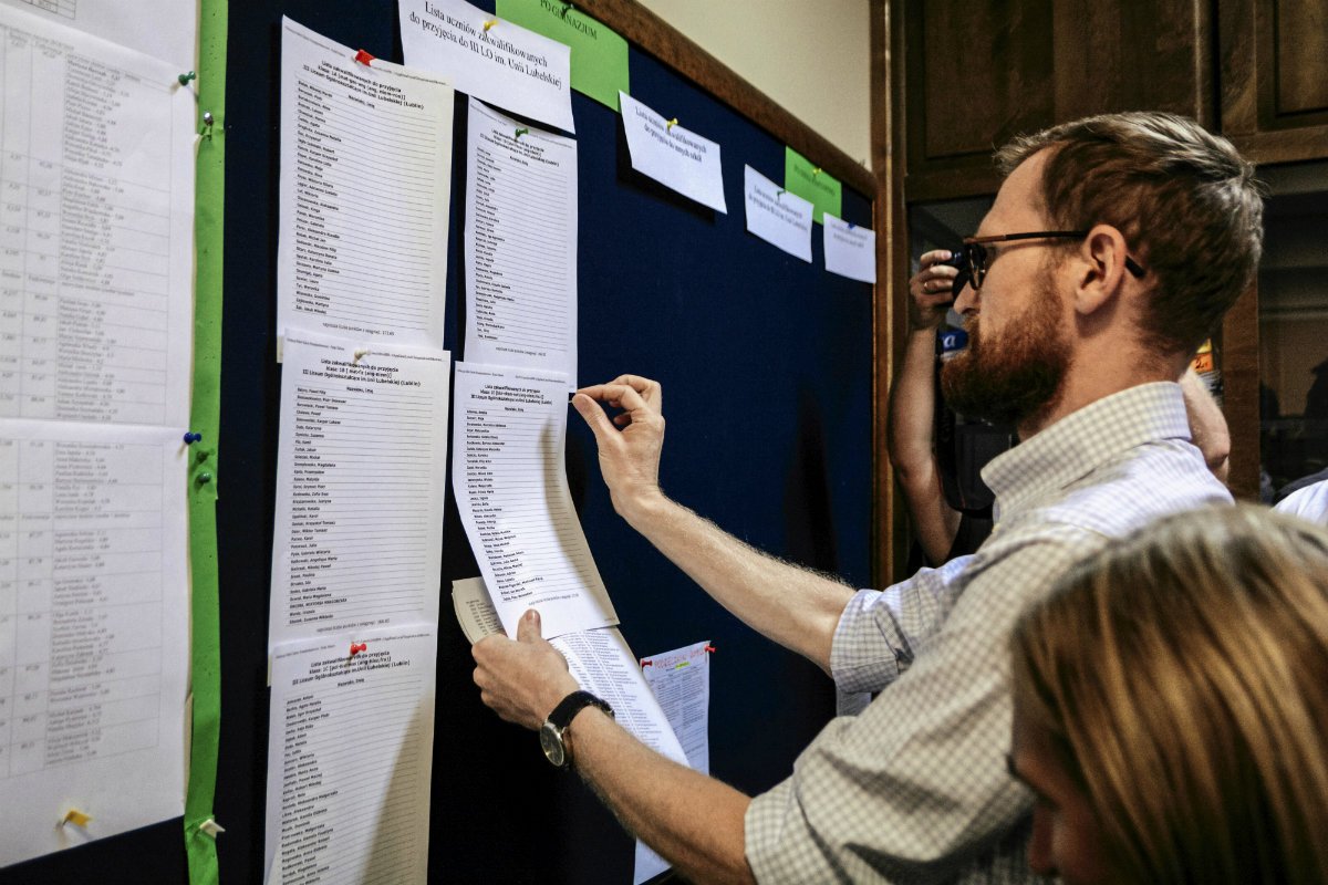 Uczniowie z Lublina wypatrują swoich nazwisk w rekrutacji do jednego z liceów.