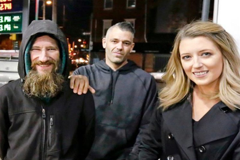 Johnny Bobbitt (po lewej) został oszukany przez Katie i Marka. Zebrali dla niego 400 tysięcy dolarów, a on nie zobaczył z tego ani centa. Nadal mieszka na ulicy.