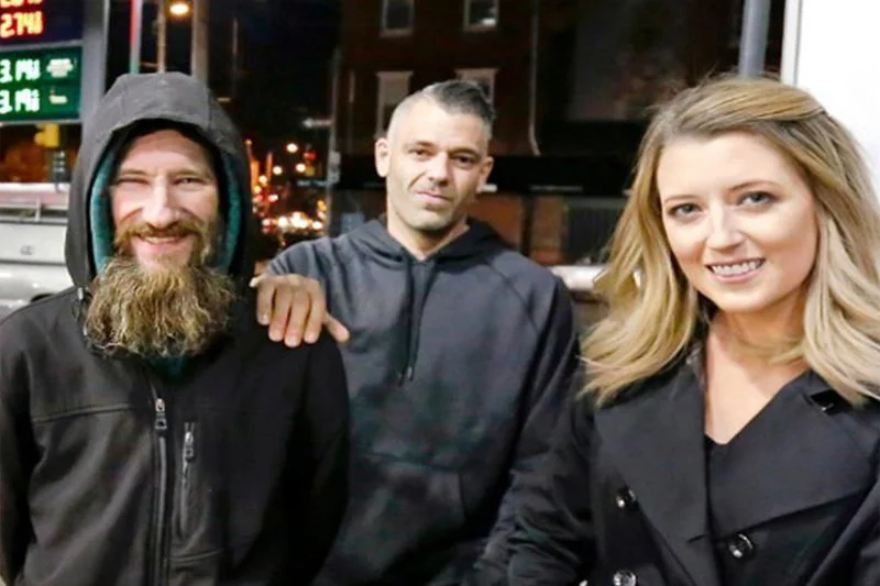 Johnny Bobbitt (po lewej) został oszukany przez Katie i Marka. Zebrali dla niego 400 tysięcy dolarów, a on nie zobaczył z tego ani centa. Nadal mieszka na ulicy.