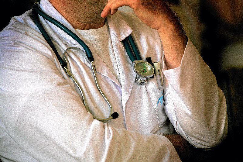 Pije do 5 rano, później bierze skalpel i operuje. Lekarz: W tygodniu staram się trzymać pion, to kwestia weekendowa