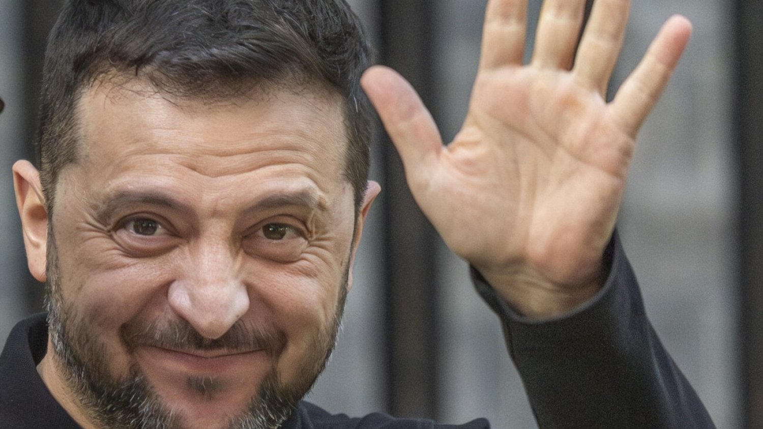 Prezydent Ukrainy Wołodymyr Zełenski potwierdził dużą wymianę jeńców z Rosją. Uśmiechnięty prezydent Ukrainy Wołodymyr Zełenski macha do kamery.