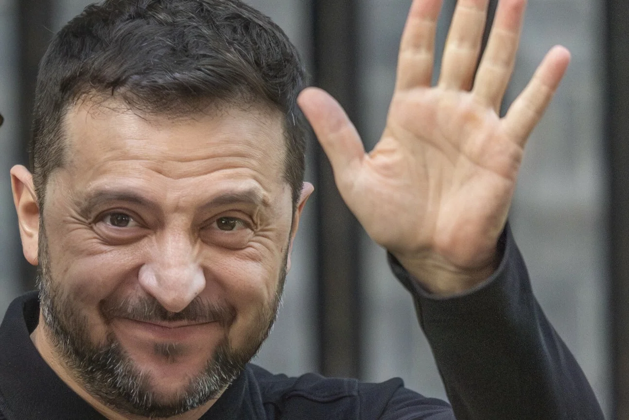 Prezydent Ukrainy Wołodymyr Zełenski potwierdził dużą wymianę jeńców z Rosją. Uśmiechnięty prezydent Ukrainy Wołodymyr Zełenski macha do kamery.