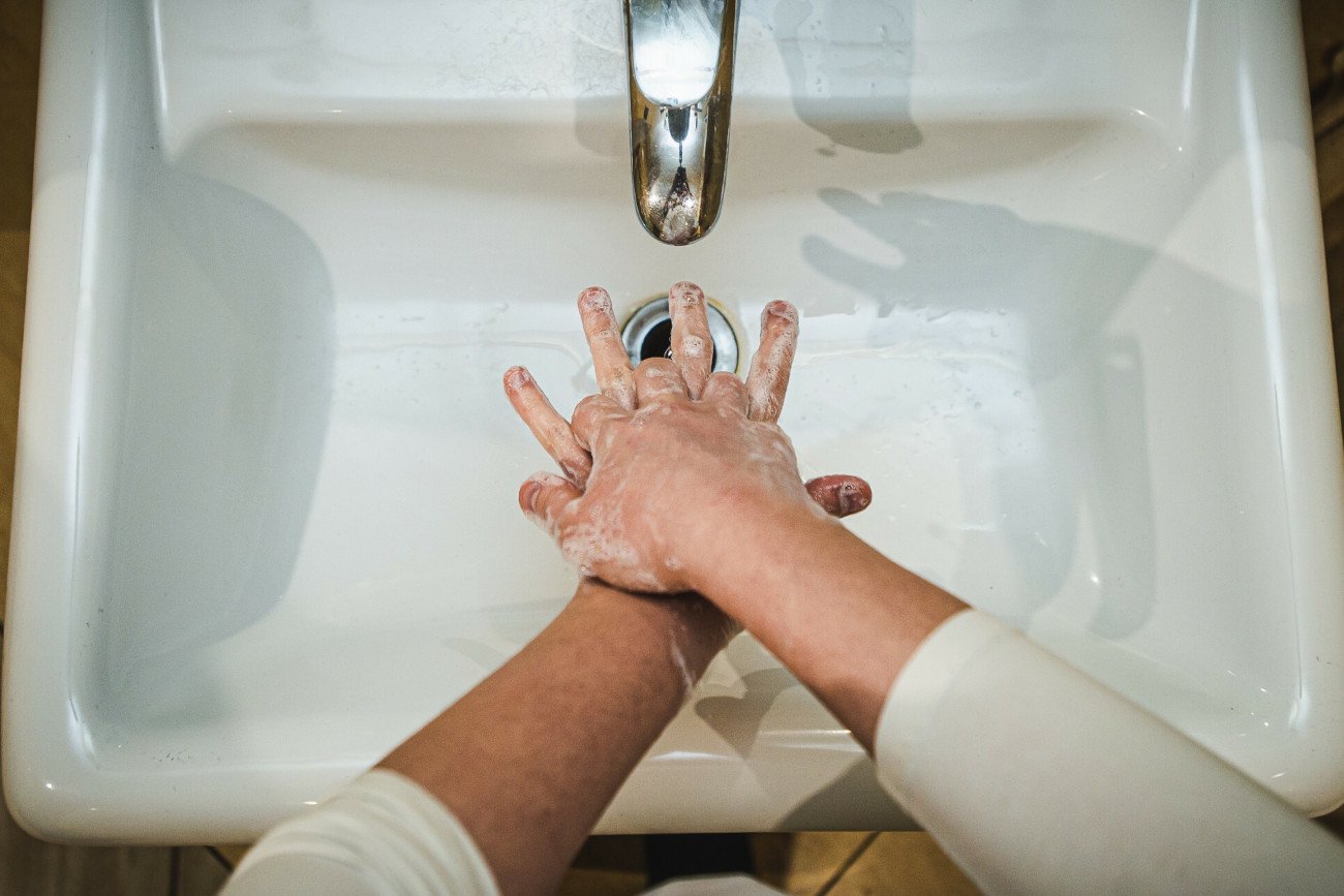Po skorzystaniu z toalety zawsze myć ręce – przypominają specjaliści.