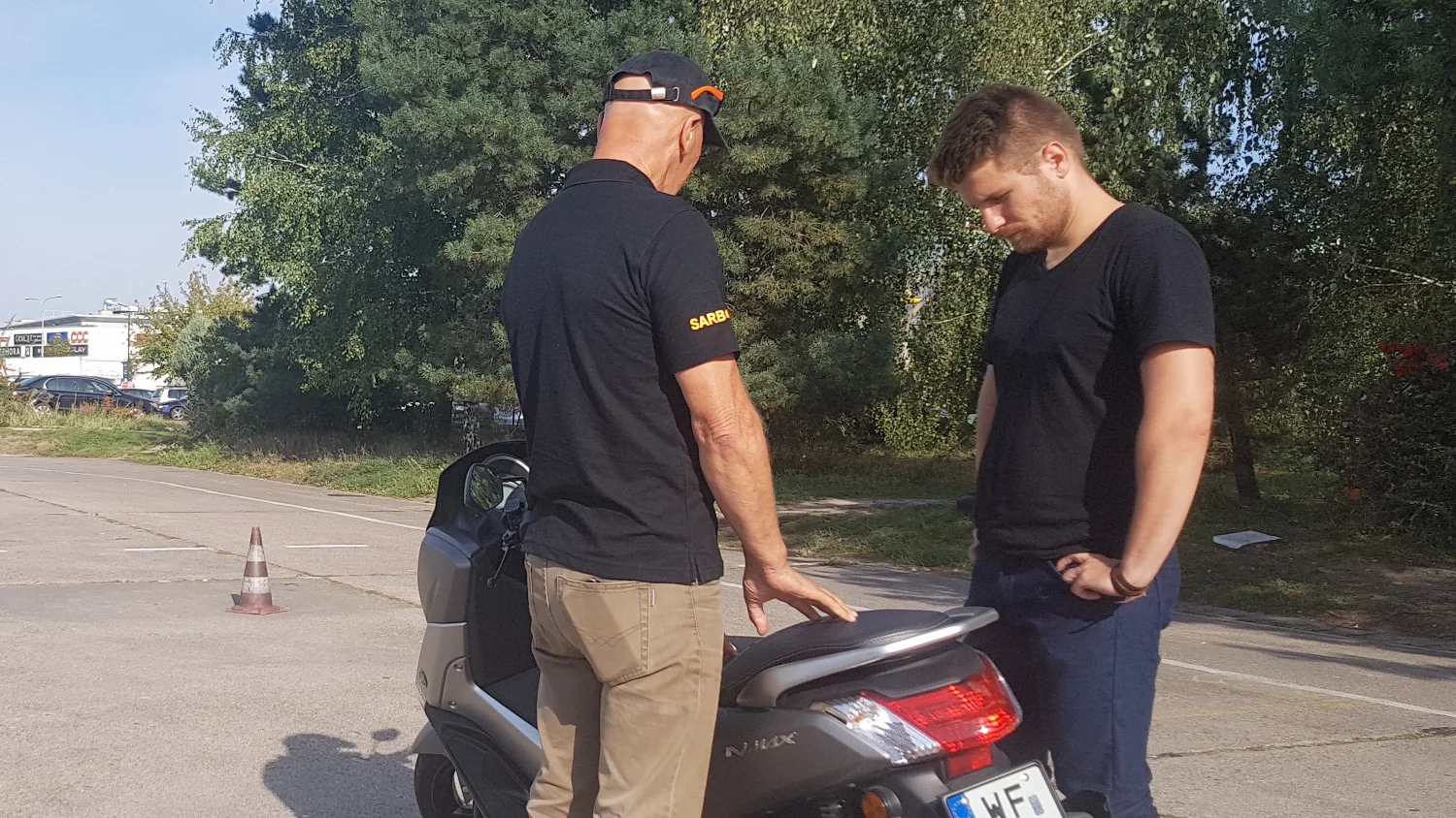 Tu jest kanapa, a tam kierownica, czyli "koń jaki jest każdy widzi".