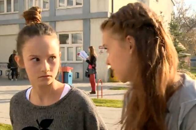 Bohaterki "Szkoły" mają zamiar podać chłopakowi napój z menstruacyjną krwią. Absolutne odrealnienie czy prawdziwy obraz polskich uczniów?