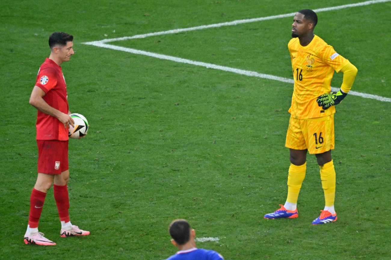 Mike Maignan (z prawej) napisał ironicznie po meczu Francji z Polską: "A napastnik zaczyna swój 87. zwód w trakcie rozbiegu"