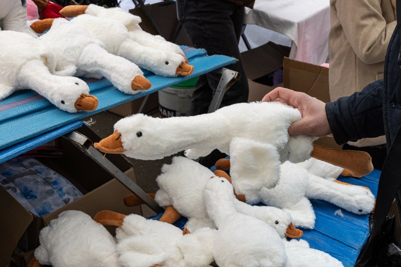 Pluszowe gęsi to hit straganów w tym roku.