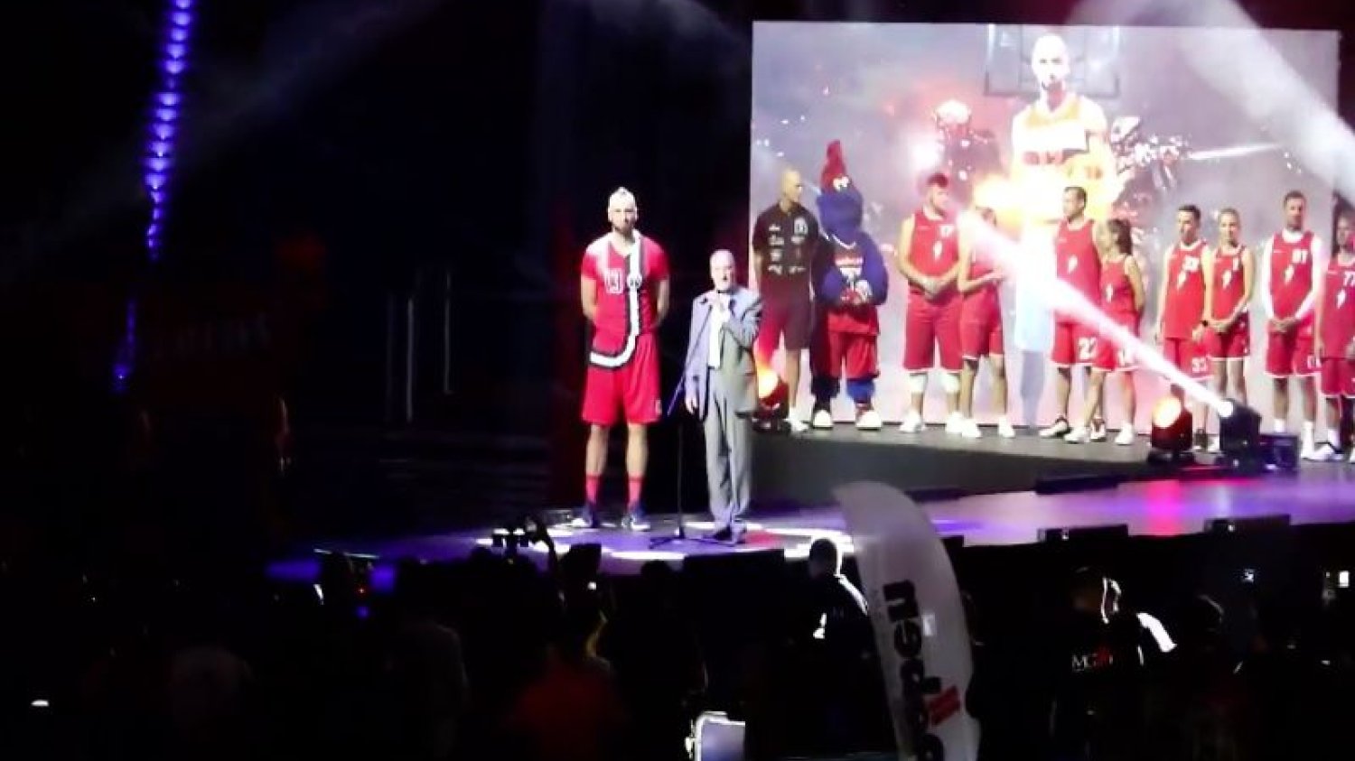 Antoni Macierewicz został wygwizdany przed Wielkim Meczem. To spotkanie z suwerenem nie było zbyt miłe.