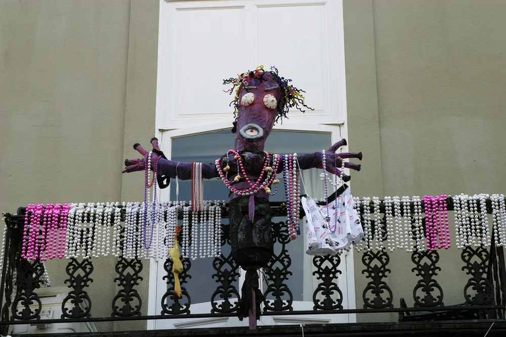 [url=http://shutr.bz/1gG6M7o] Laleczka voodoo obwieszona kolorowymi koralami.[/url]