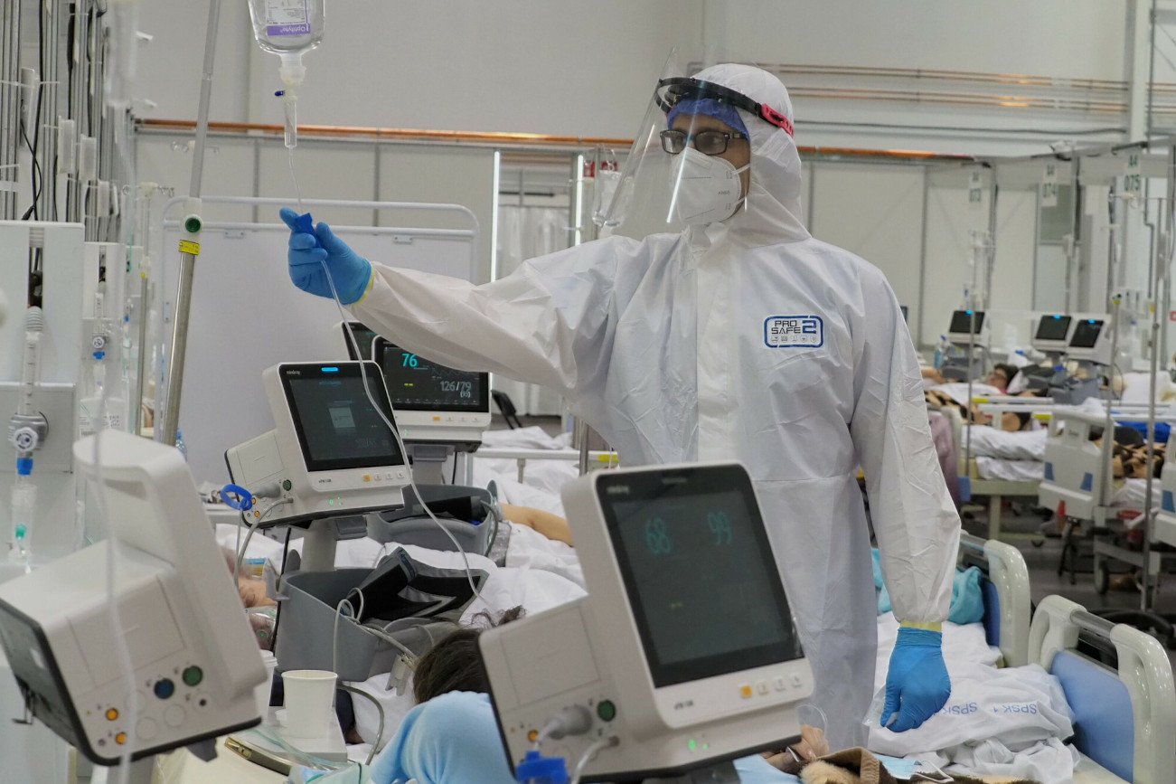 Rządowe prognozy na na piątą falę pandemii. "2,3 tys. zgonów dziennie".