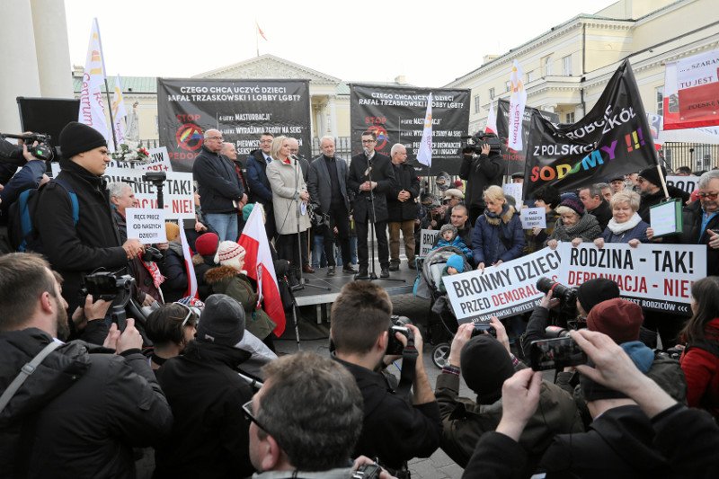 Przed Ratuszem zebrali się przeciwnicy warszawskiej deklaracji LGBT+.