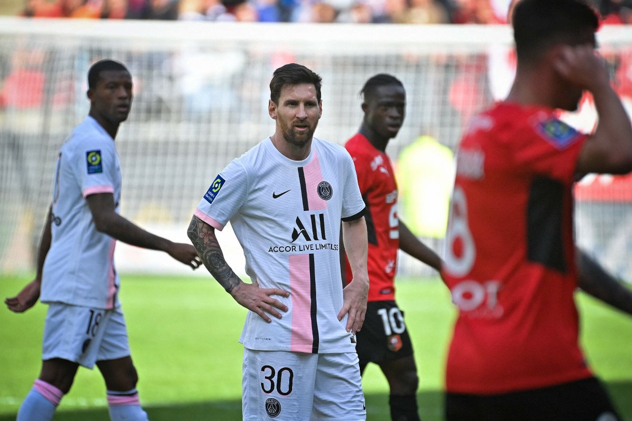 Lionel Messi w niedzielę musiał po raz pierwszy przełknąć gorycz porażki w krajowych rozgrywkach we Francji.