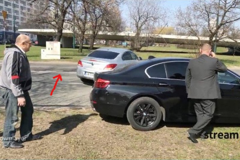 Pierwszy kierowca rozwalił niewinnemu kierowcy Volvo, drugi od razu zarobił na mandat.