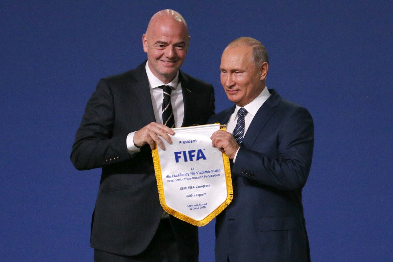 Szef FIFA Gianni Infantino wielokrotnie stawał pod rękę z rosyjskimi dyktatorem Władimirem Putinem.