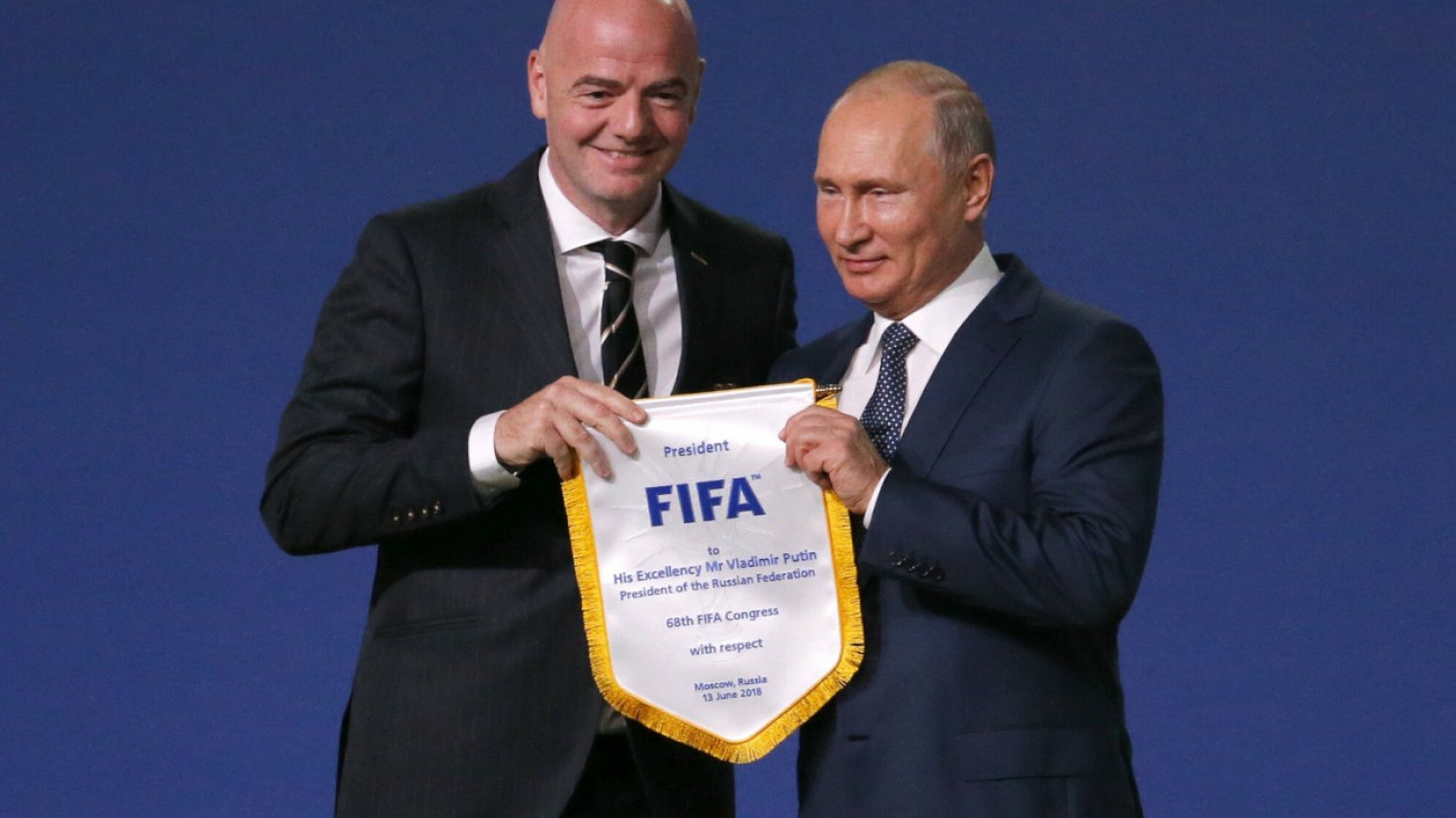 Szef FIFA Gianni Infantino wielokrotnie stawał pod rękę z rosyjskimi dyktatorem Władimirem Putinem.