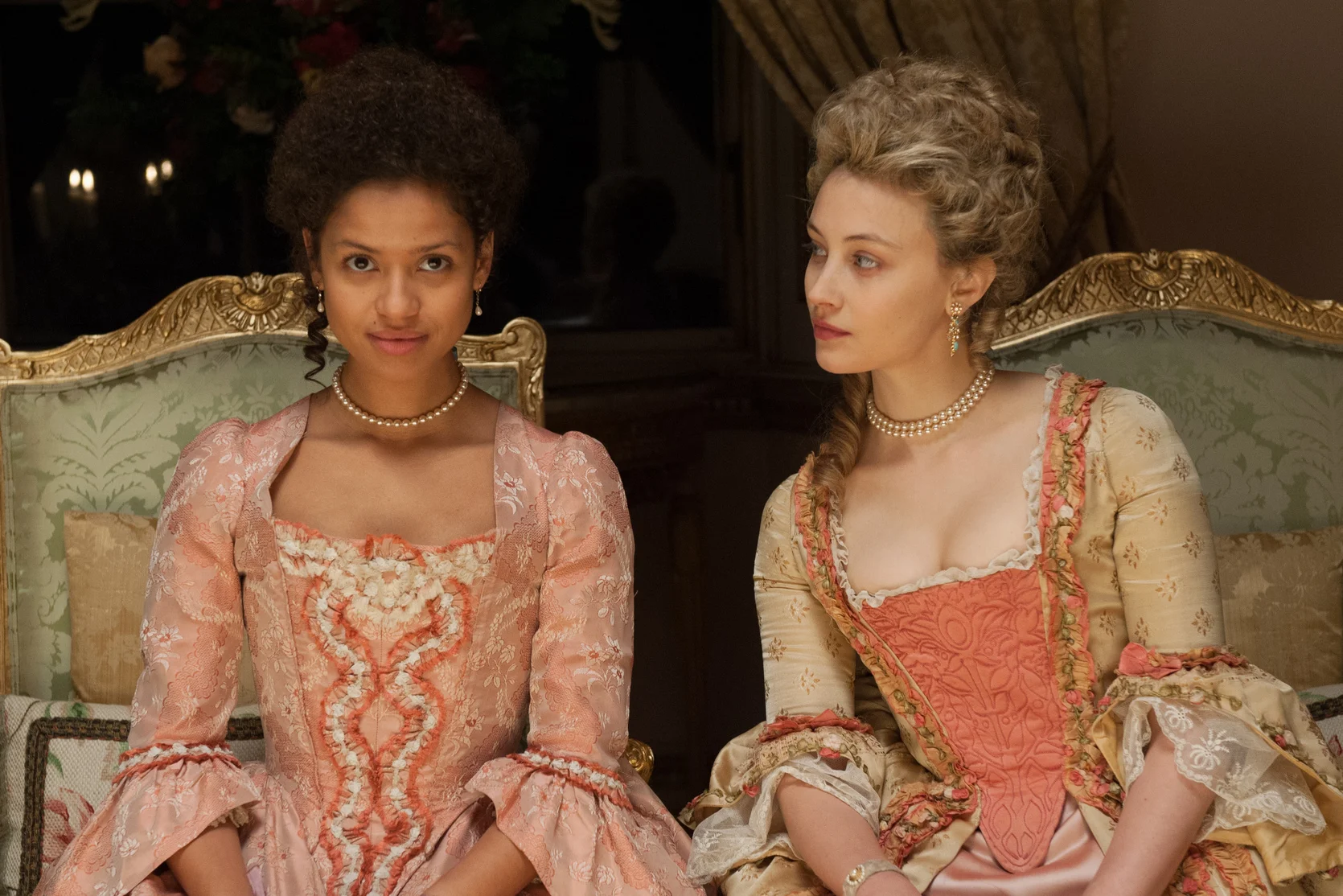 Gugu Mbatha-Raw i Sarah Gadon w filmie "Belle".