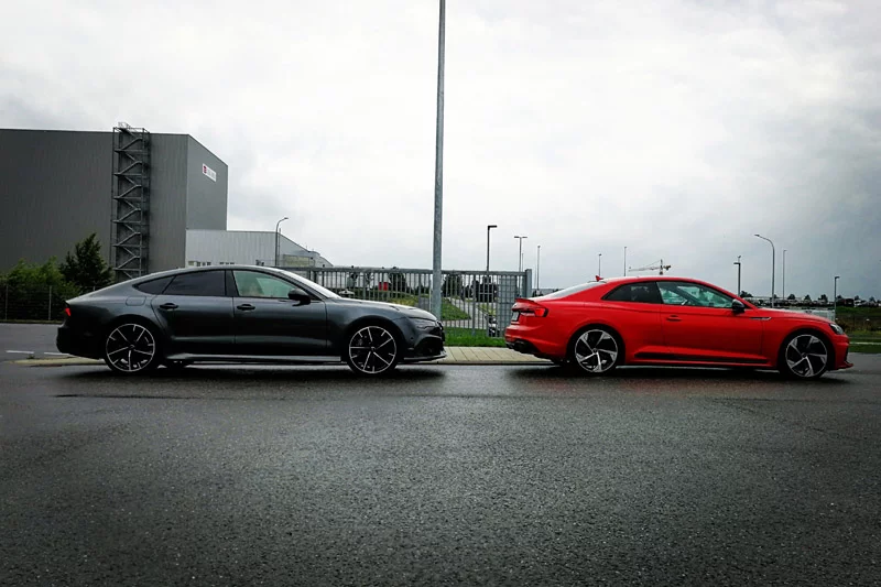 Audi RS7 (z lewej) ze swoją mocą rzędu 605 koni mechanicznych o dziwo nadaje się do normalnej, codziennej  jazdy.