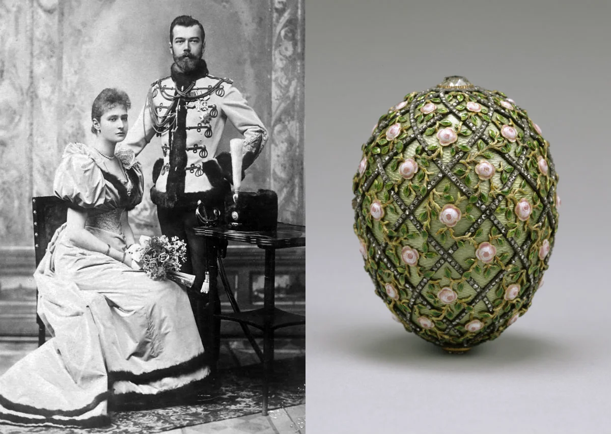 Zdjęcie zaręczynowe (1894) cara Mikołaja II i Aleksandry Fiodorownej, wnuczki Królowej Wiktorii. Po prawej jedno z jajek Fabergé z 1907 roku, które otrzymała Aleksandra. Obecnie znajduje się w muzeum w stanie Maryland.