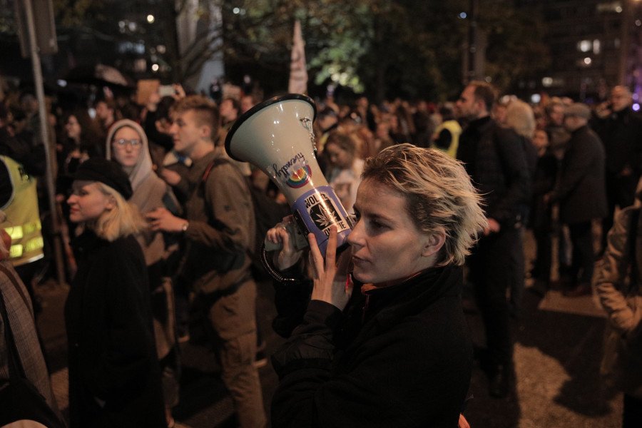 Pod Sejmem ostro protestowano przeciwko zakazowi edukacji seksualnej