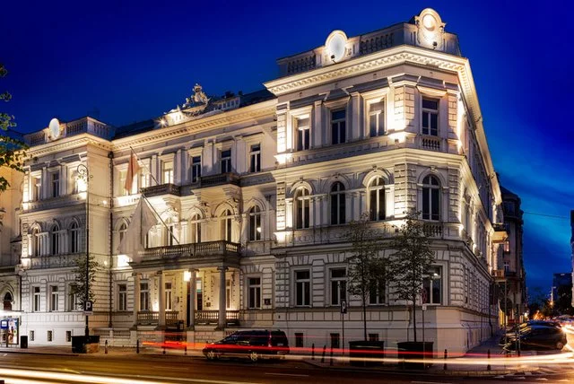 Luksusowy biurowiec przy Al.Ujazdowskich inwestycja IVG, sfinansowana z kapitału funduszy emerytalnych z Niemiec i Austrii