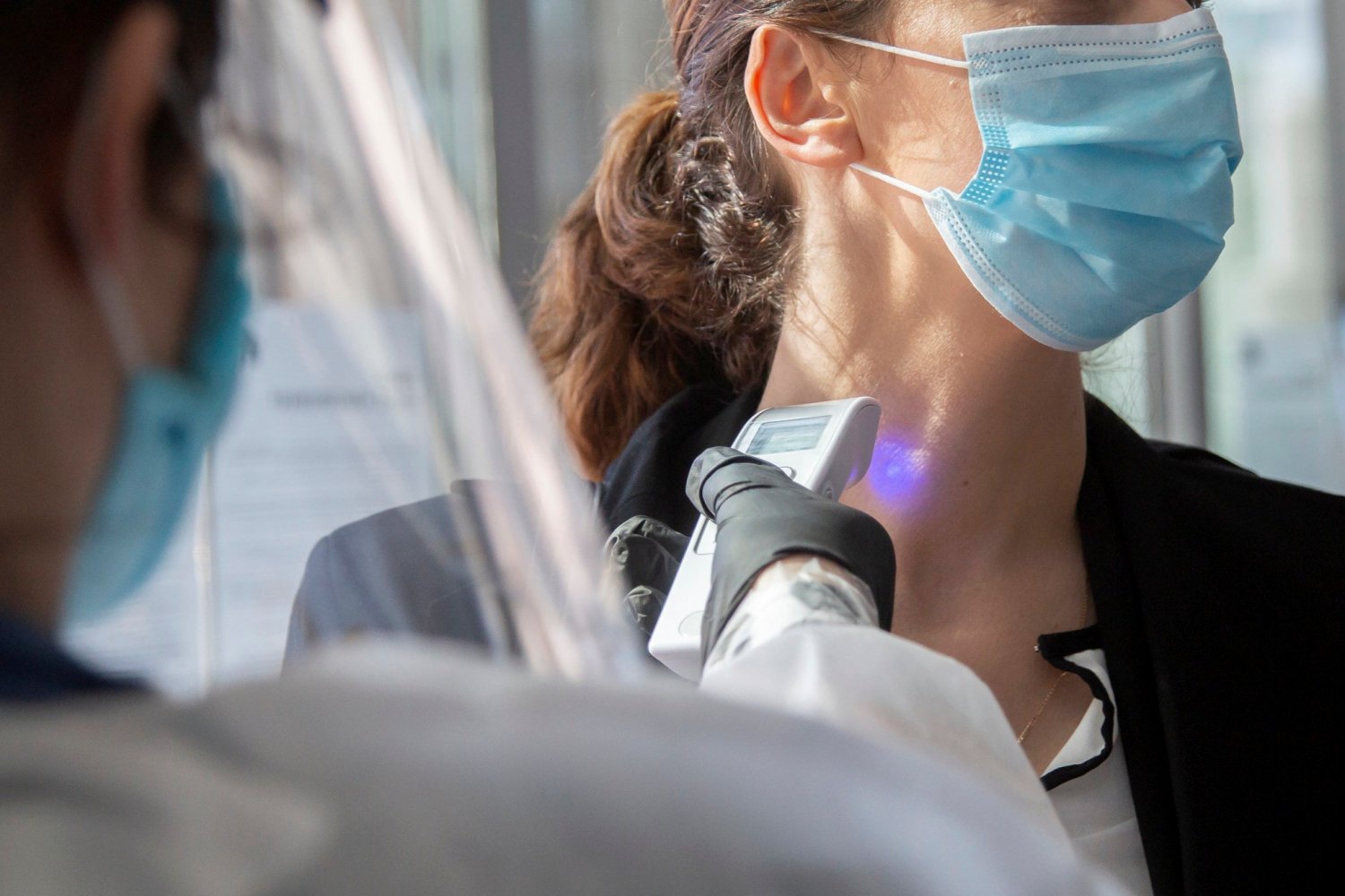 MZ poinformowało w piątek 8 maja o 153 nowych przypadkach zakażenia koronawirusem i jednym zgonie przez COVID-19. Krzywa zakażeń koronawirusem zdaje się wypłaszczać. MZ podało 8 maja rano informację o 153 nowych zakażonych.