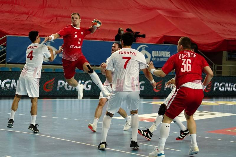 Reprezentacja Polski w pierwszej fazie turnieju pokonała Brazylię i Tunezję. MŚ w piłce ręcznej. Szkolnikowski o braku transmisji w TVP Sport.