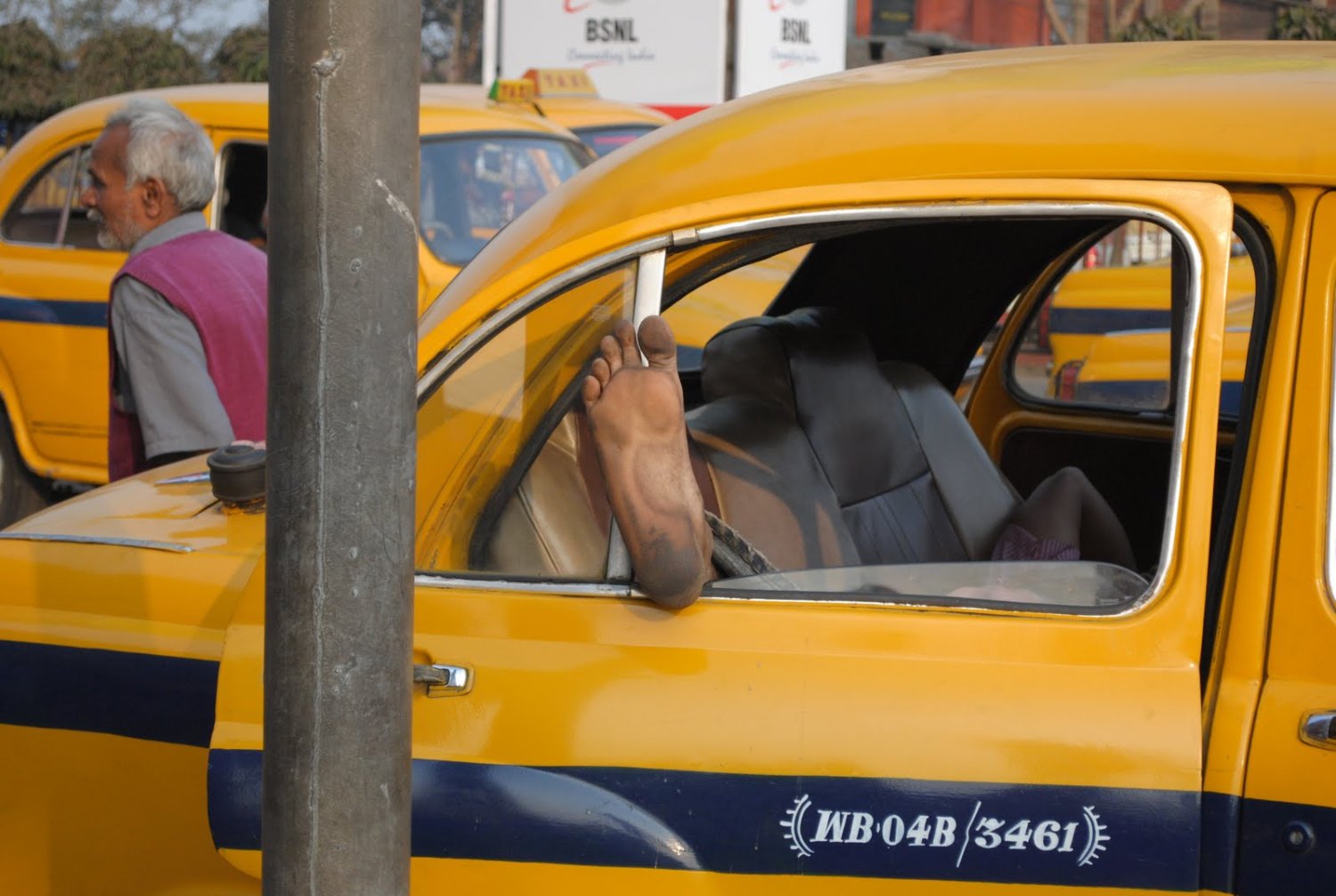 Taksówka przed Dworcem Kolejowym w Kalkucie