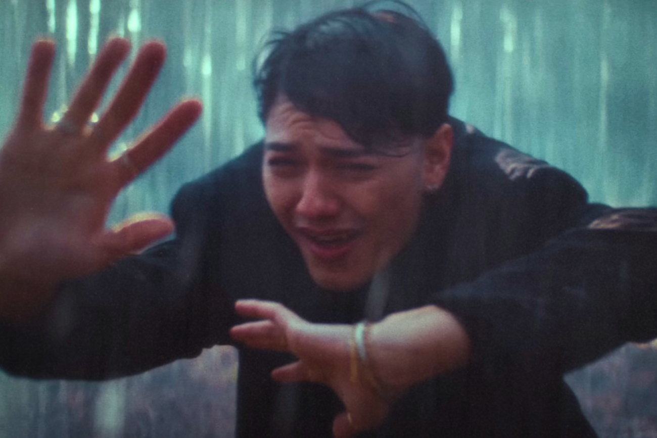 JJ w teledysku do "Wasted Love", piosenki Austrii na Eurowizji 2025