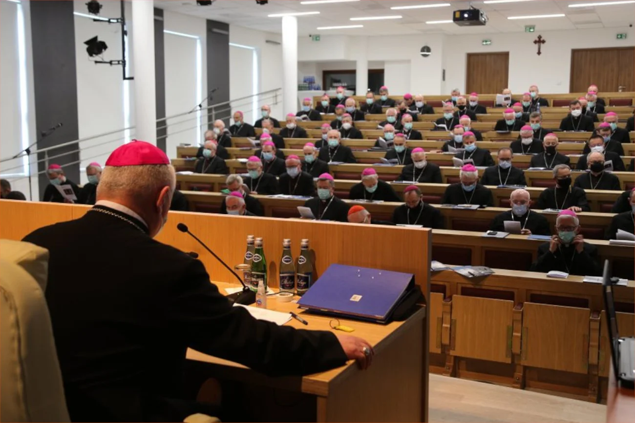 Biskupi zdecydowali, że zniosą dyspensę na uczestnictwo w mszach w niedzielę.