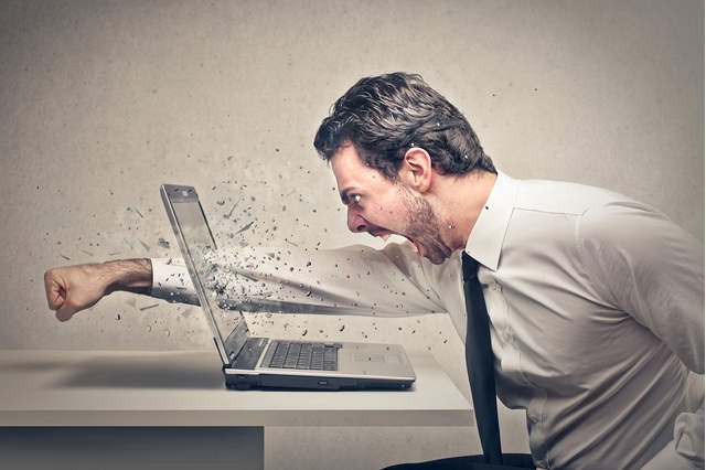 Łukasz Orbitowski napisał, że internet to gigantyczna fura żaru i frustracji.