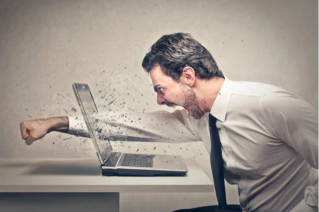Łukasz Orbitowski napisał, że internet to gigantyczna fura żaru i frustracji.