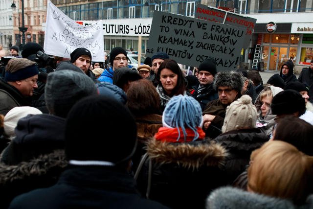 Ustawa frankowa po poprawkach nie podoba się Platformie Obywatelskiej. Zdjęcie z protestu frankowiczów.