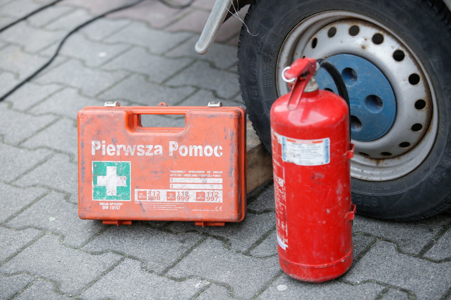 W samochodzie potrzebna jest nie tylko apteczka i gaśnica.