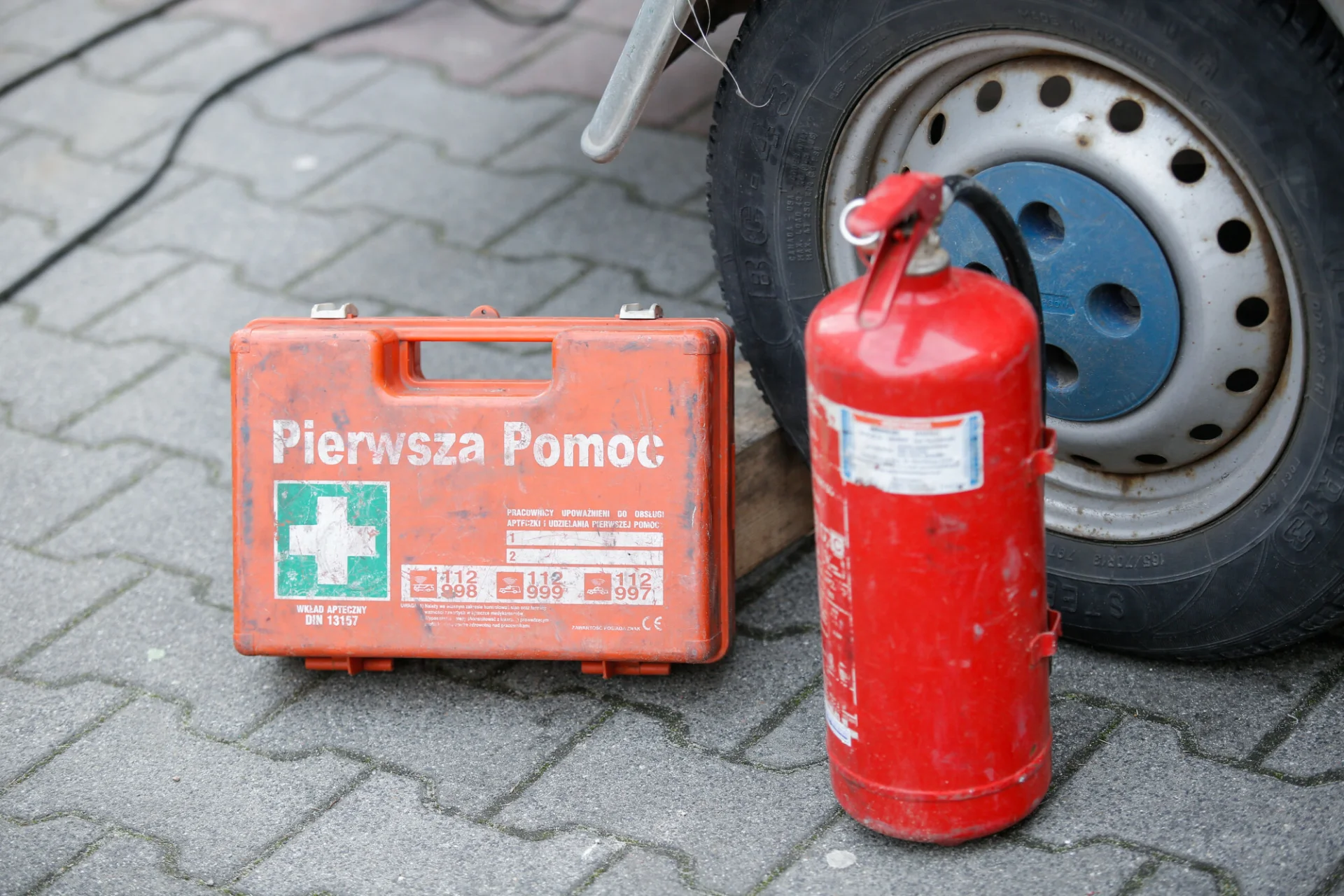 W samochodzie potrzebna jest nie tylko apteczka i gaśnica.