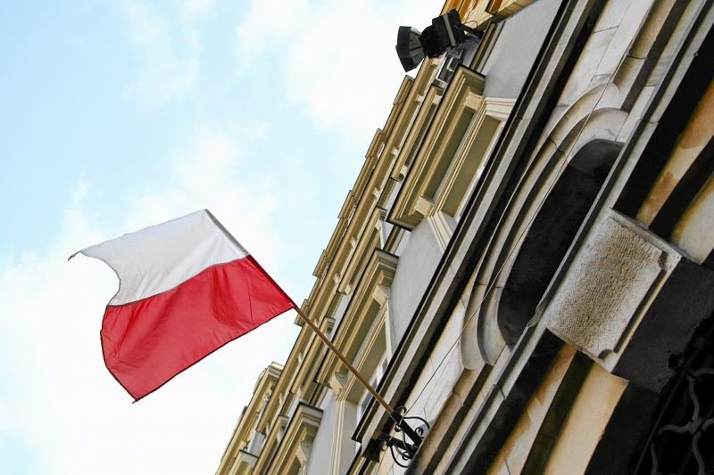 Na fladze nie powinno być żadnych napisów