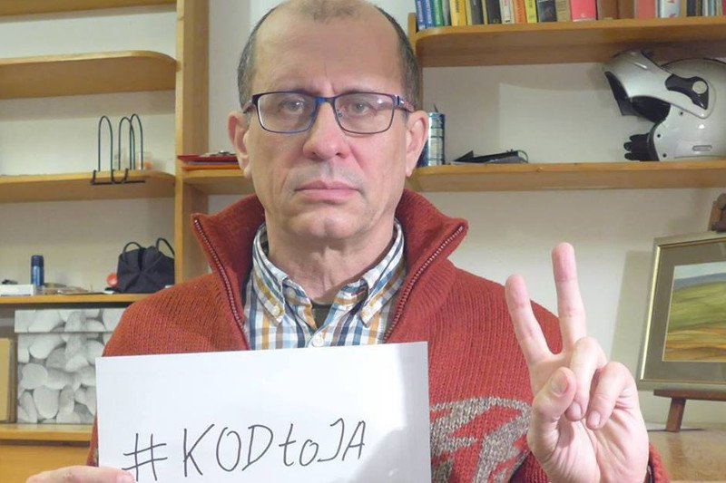 Władysław Ciejka z KOD obsztorcował policjantów, którzy interweniowali w trakcie kontrmiesięcznicy smoleńskiej