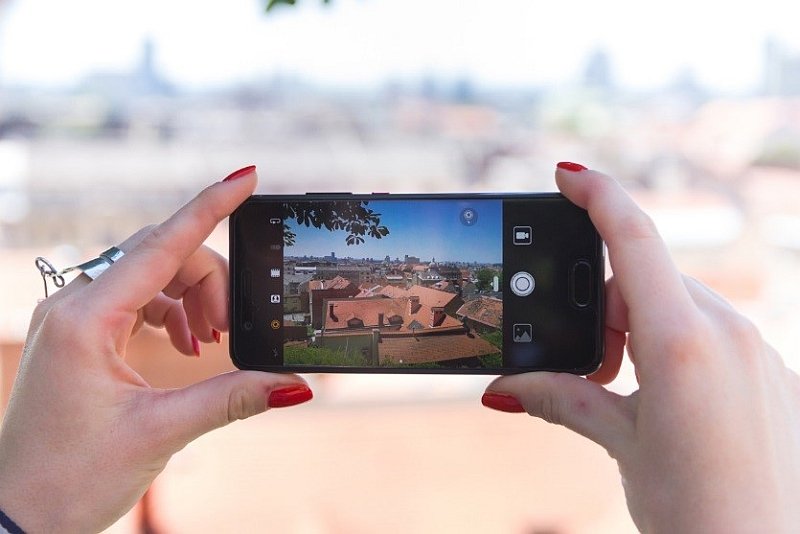 Badanie Wakacyjny Trendomierz Huawei 2017 kreśli obraz smartfonu jako wielofunkcyjnego urządzenia w czasie wakacyjnych podróży