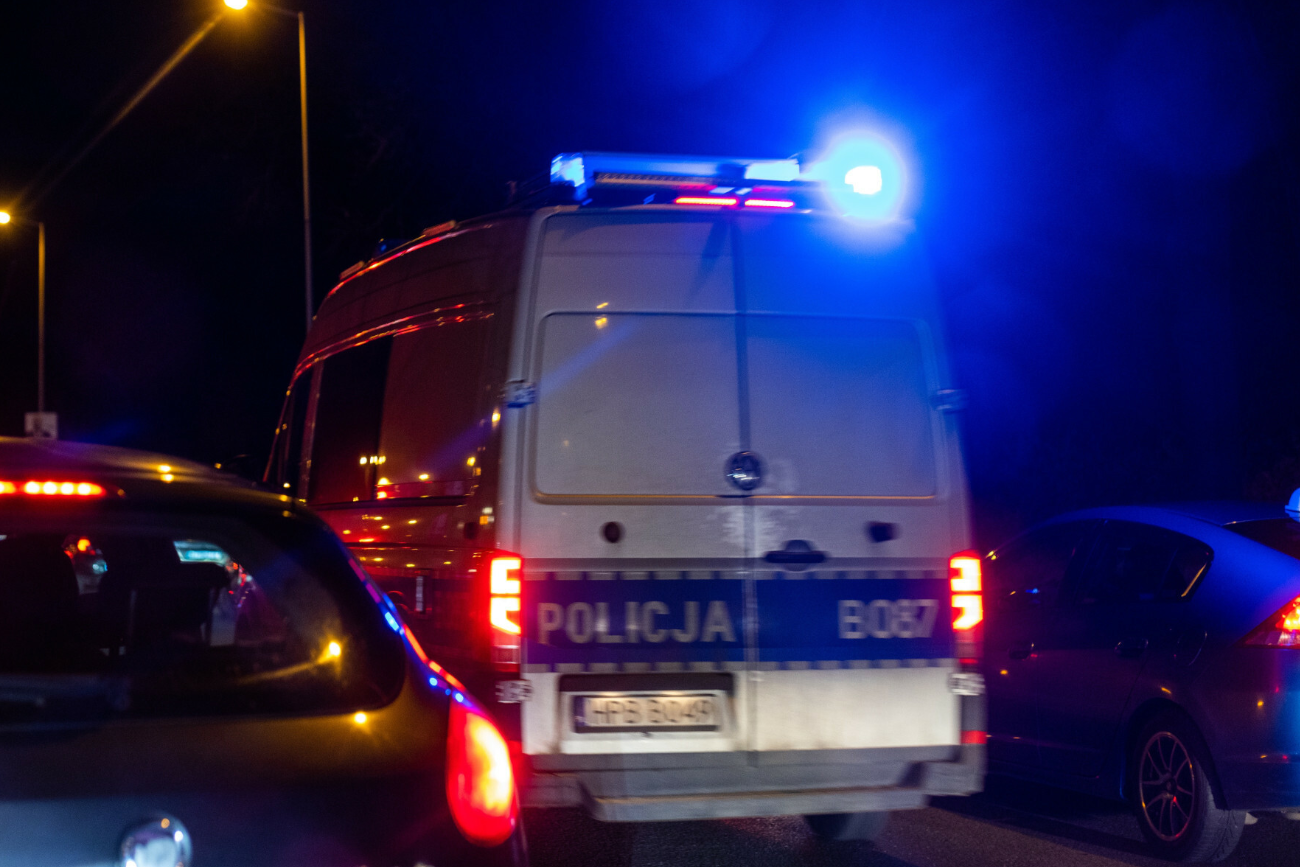 Śmiertelny wypadek pod Iławą. Samochód uderzył w drzewo i rozpadł się na dwie części.