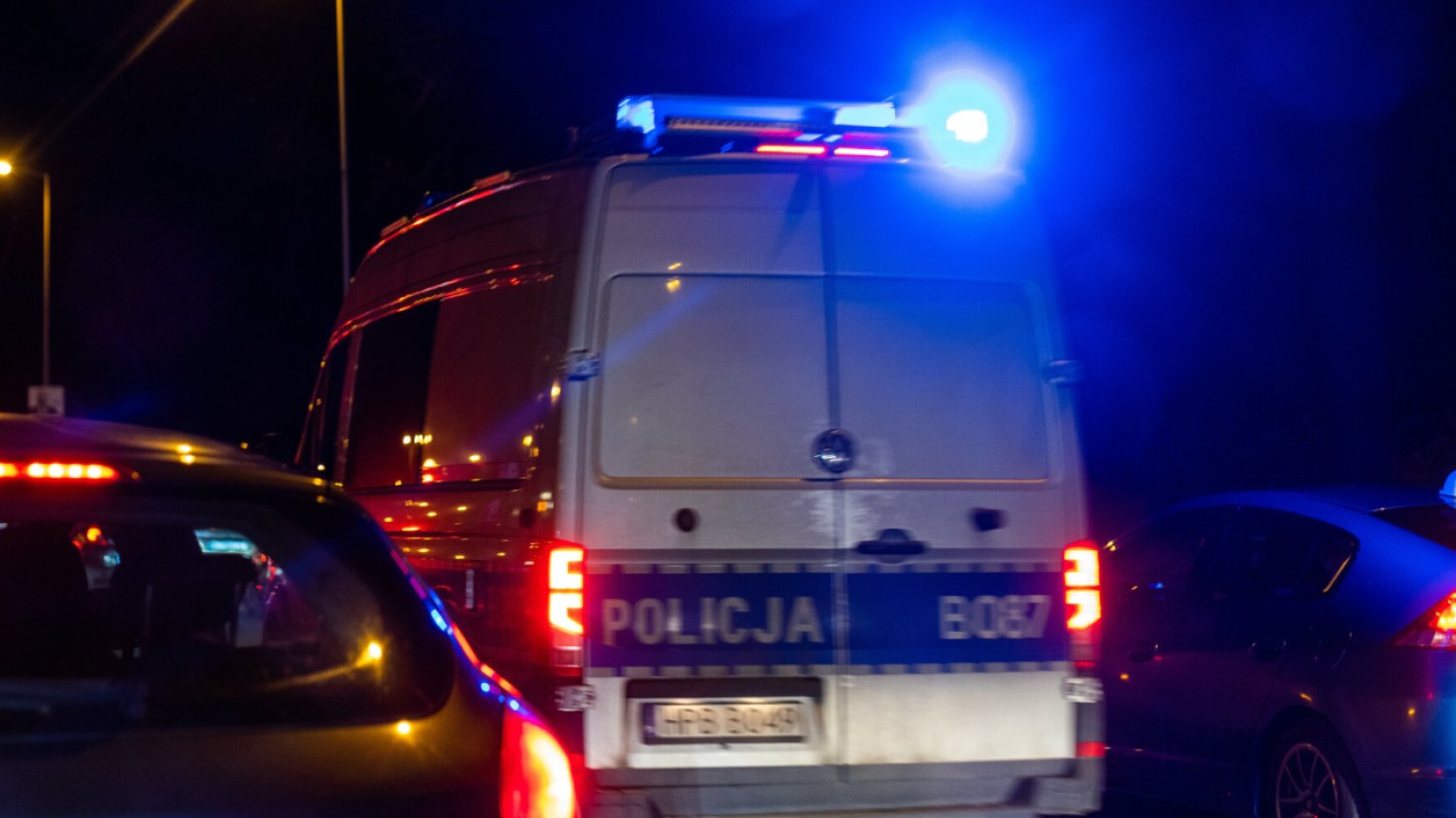 Śmiertelny wypadek pod Iławą. Samochód uderzył w drzewo i rozpadł się na dwie części.