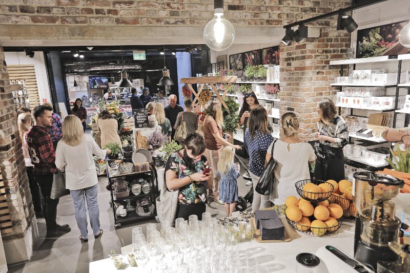 Marka DUKA oficjalnie zaprezentowała najnowszą, jesienną kolekcję ''Targ warzywny''. Jednocześnie we współpracy z serwisem LokalnyRolnik.pl rusza inicjatywa wspierająca lokalnych rolników i promująca zdrową żywność