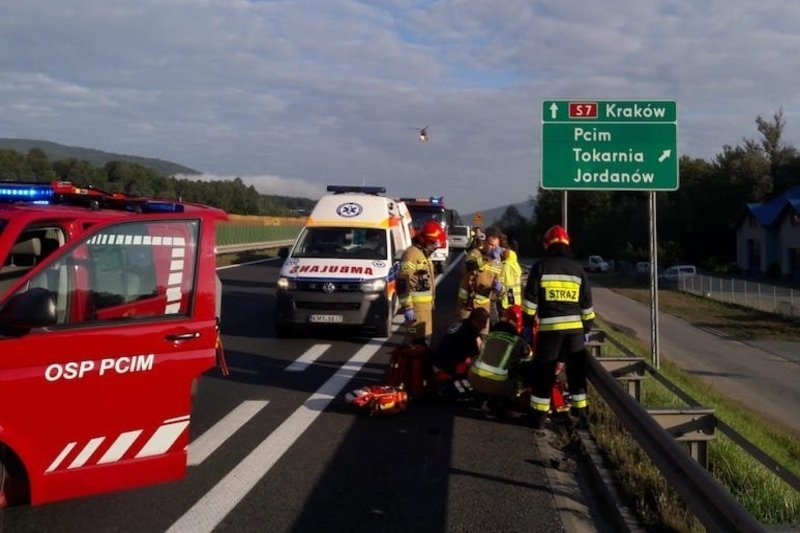 Pasażera przetransportowano do szpitala śmigłowcem.